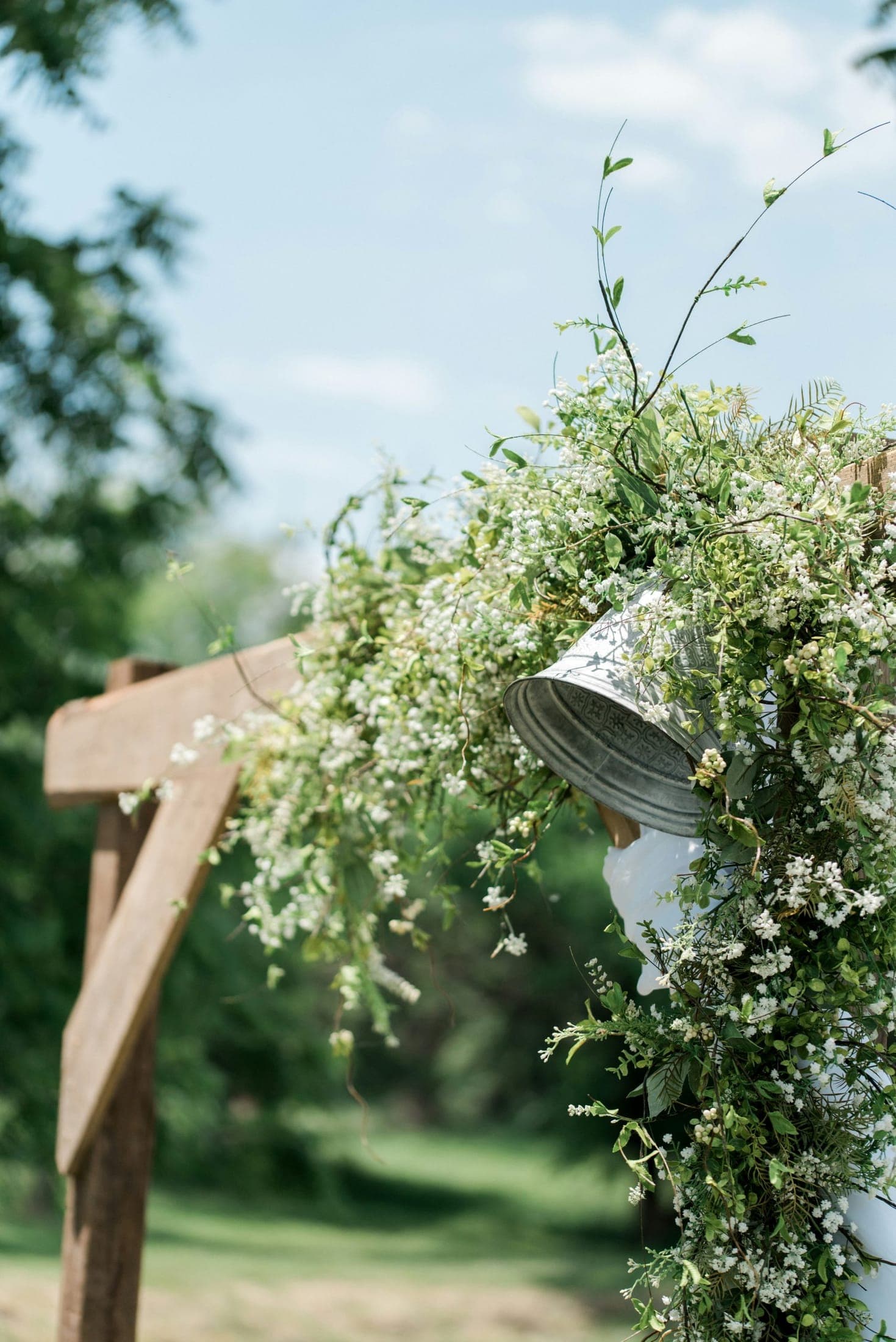 Arco de ceremonia con campana floral